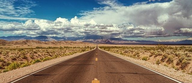 endlose Straße in Nevada